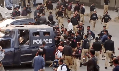 10 cops suspended after &lsquo;maltreatment&rsquo; of women protesters outside Karachi Press Club