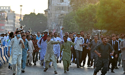 PTI workers clash with Karachi police amid Section 144 PTI workers clash with Karachi police amid Section 144
