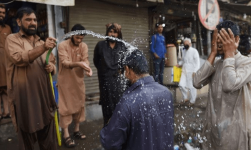 Searing heat grips Karachi as mercury soars above 39&deg;C
