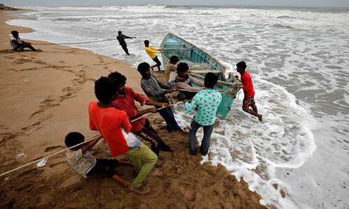 Thousands flee to shelters as Cyclone Dana threatens India Thousands flee to shelters as Cyclone Dana threatens India