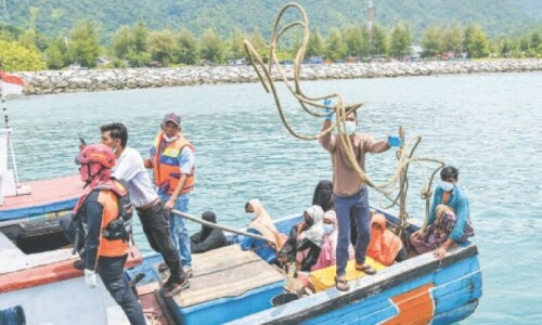 Over 140 Rohingya refugees land in Indonesia Over 140 Rohingya refugees land in Indonesia