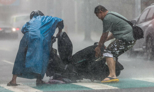 Taiwan shuts down as strong Typhoon Kong-rey hits, one dead Taiwan shuts down as strong Typhoon Kong-rey hits, one dead