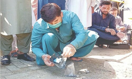 Nisar Khuhro&rsquo;s Larkana home comes under cracker attack