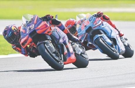 Marquez secures Australian MotoGP after intense battle with Martin
