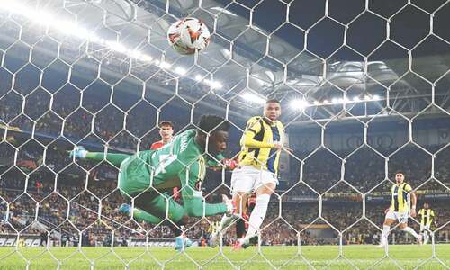 Mourinho sees red, Ten Hag bemoans lack of killer instinct as Fenerbache hold United