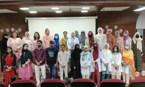40,000 women lose their lives to breast cancer annually in Pakistan, moot told 40,000 women lose their lives to breast cancer annually in Pakistan, moot told