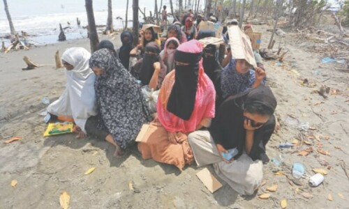 6 dead as boat carrying 100 Rohingya arrives in Indonesia 6 dead as boat carrying 100 Rohingya arrives in Indonesia