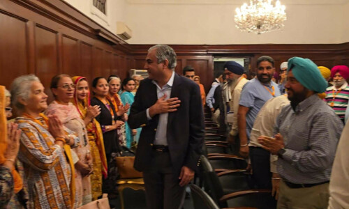 Govt unveils free online visa for Sikhs from UK, US and Canada