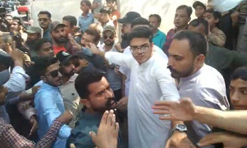 Scuffle breaks out between PTI and PPP supporters at Karachi’s Gizri Scuffle breaks out between PTI and PPP supporters at Karachi’s Gizri