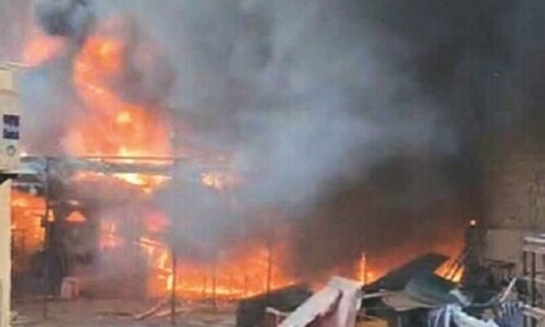 Fire erupts in Karachi&rsquo;s Model Colony warehouse after cylinder blast