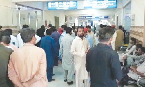 Doctors, paramedics and cops attacked in Dadu hospital over woman&rsquo;s death