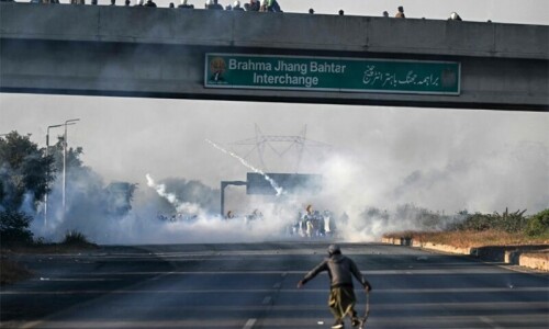 Constable dies, dozens injured in skirmishes on capital&rsquo;s outskirts