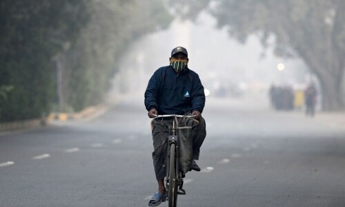 About 7 out of 10 Pakistanis facing health issues due to smog: survey About 7 out of 10 Pakistanis facing health issues due to smog: survey
