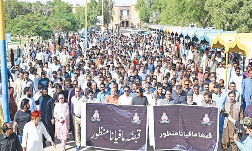 LUMHS staff, students rally in Jamshoro against &lsquo;outsiders&rsquo; seeking passage through campus