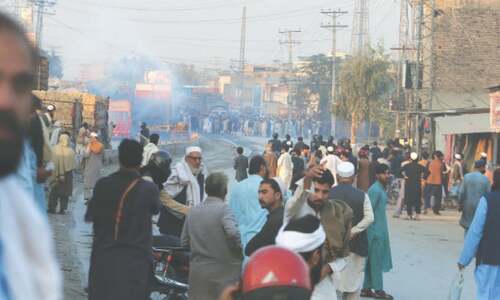 Mob protesting Quran ‘desecration’ attacks Peshawar police station Mob protesting Quran ‘desecration’ attacks Peshawar police station