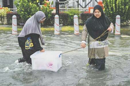 Massive floods displace over 122,000 in Malaysia
