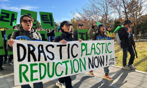 Nations warn of deadlock at landmark plastic pollution talks Nations warn of deadlock at landmark plastic pollution talks