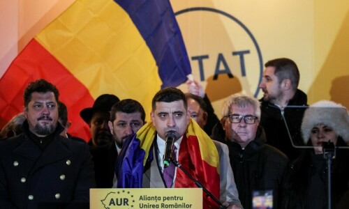 Romanians vote as far right hopes for breakthrough