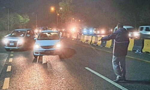 Rawalpindi commuters continue to suffer due to gridlocks Rawalpindi commuters continue to suffer due to gridlocks