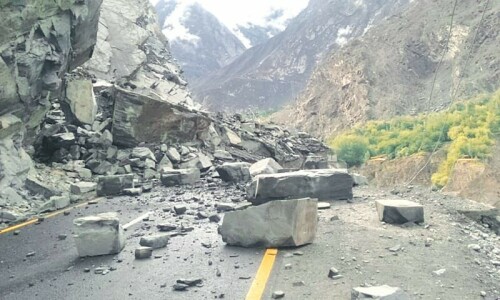 5 killed as landslide hits vehicle in Skardu 5 killed as landslide hits vehicle in Skardu