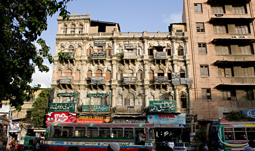 Sindh PAC wants over 570 &lsquo;dangerous&rsquo; buildings in Karachi evacuated