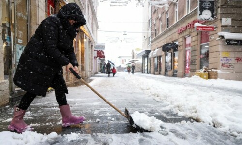 Snowstorm cuts power to 170,000 in Bosnia