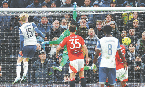 Tottenham survive United comeback to reach League Cup semi-final