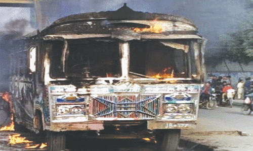 Mob torches bus after Karachi woman dies in accident Mob torches bus after Karachi woman dies in accident