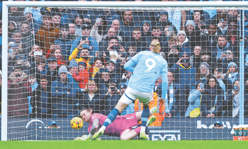 Troubled City held by lowly Everton, Chelsea title bid rocked