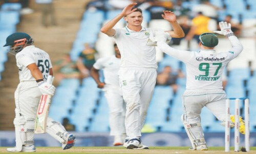 South Africa stumble in chase of modest target against Pakistan