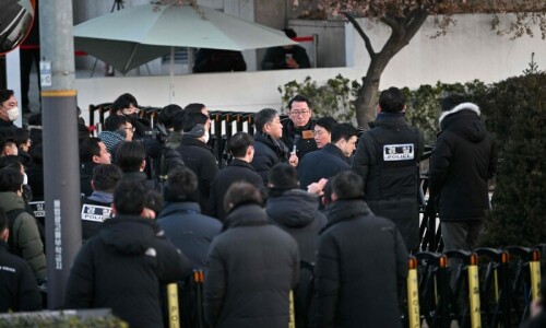 South Korean presidential guards prevent arrest of impeached Yoon after tense stand-off South Korean presidential guards prevent arrest of impeached Yoon after tense stand-off