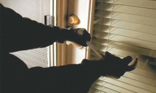 Woman held for robbing father&rsquo;s house in Rawalpindi