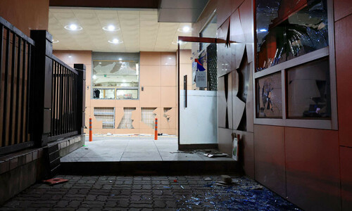 Protesters storm South Korea court after it extends Yoon&rsquo;s detention