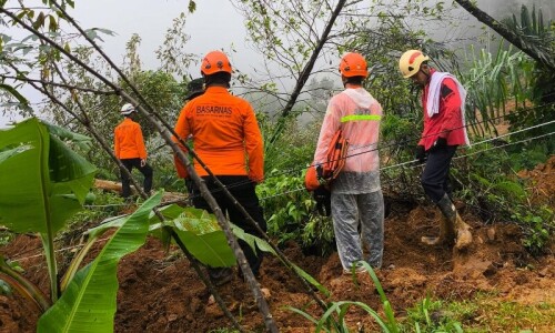 Indonesia rescuers search for survivors as landslide kills at least 17 Indonesia rescuers search for survivors as landslide kills at least 17