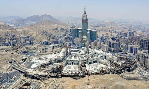 Saudi Arabia allows foreigners to invest in firms with property in Makkah, Madina