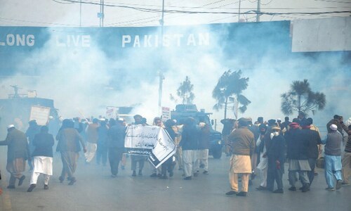 Several injured as Peshawar police tear gas, baton-charge protesting local government members Several injured as Peshawar police tear gas, baton-charge protesting local government members