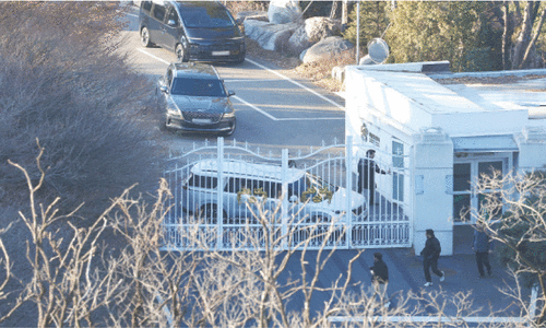 Attempt to arrest S. Korea&rsquo;s president suspended as his guards outnumber police