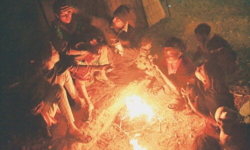 Severe cold disturbs life, fog disrupts road and rail communication in upper Sindh