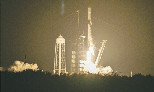 Double moonshot launch sends US, Japanese landers into space