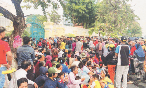 Four people die in Cambodia in New Year&rsquo;s gift crush