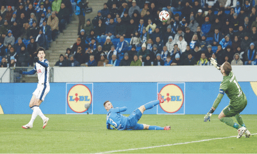 Fernandes seals United victory, Son shines for Spurs