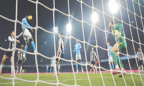 Napoli beat Juventus to continue Serie A title charge