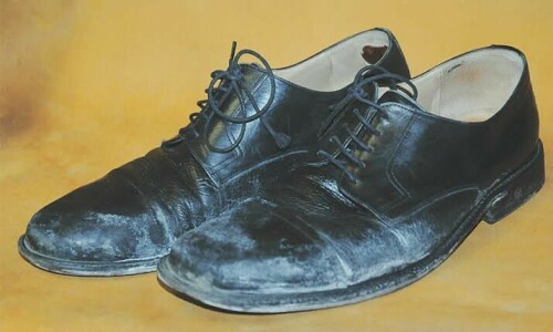 Accused throws shoe at judge in courtroom Accused throws shoe at judge in courtroom