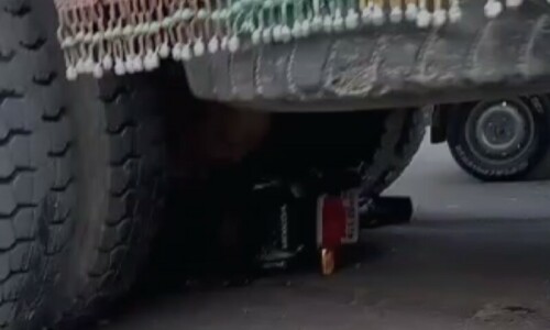 Garbage truck runs over, kills 3 in Karachi&rsquo;s Gulistan-i-Jauhar