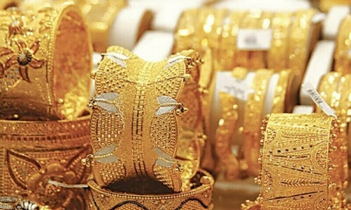 Gold scales new peak, nears Rs300,000 per tola Gold scales new peak, nears Rs300,000 per tola
