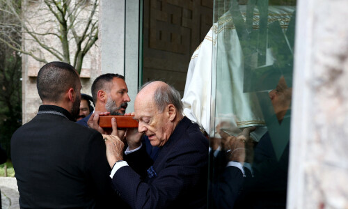 Aga Khan, late leader of Ismailis, to be buried in Egypt today