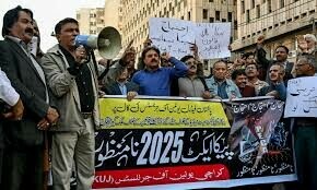 Journalists, rights activists in Karachi reject Peca as &lsquo;black law&rsquo;