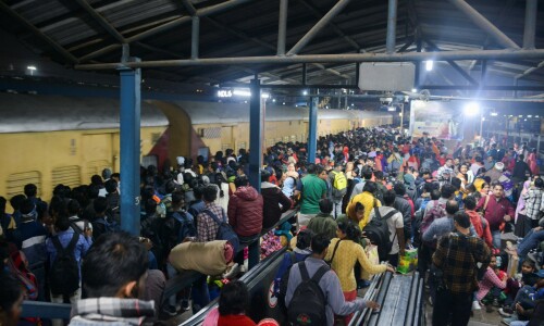 18 dead in New Delhi stampede to catch trains to Kumbh Mela