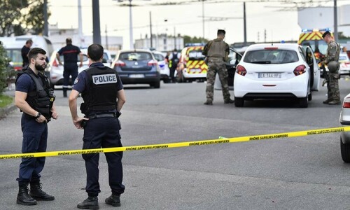 Knife attack in France leaves one dead, several  cops wounded