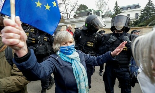 Bulgaria’s anti-euro protesters storm EU mission building Bulgaria’s anti-euro protesters storm EU mission building